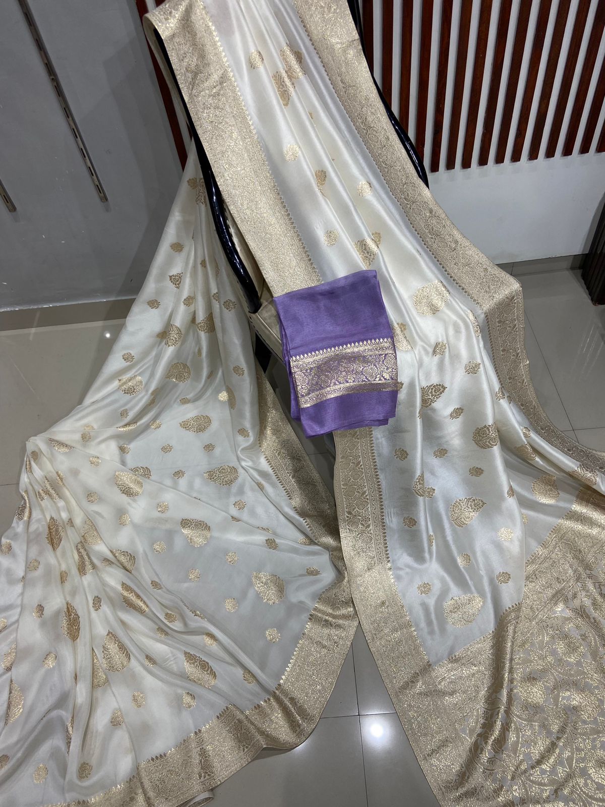 PURE MUNGA SILK WITH CONTRAST BLOUSE LEAF MOTIF WITH RICH PALLU