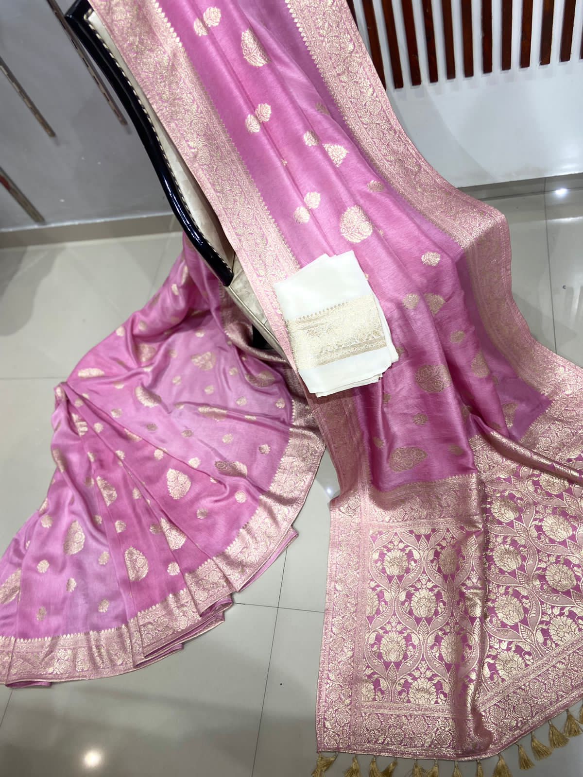 PURE MUNGA SILK CONTRAST BLOUSE WITH LEAF MOTIF RICH PALLU