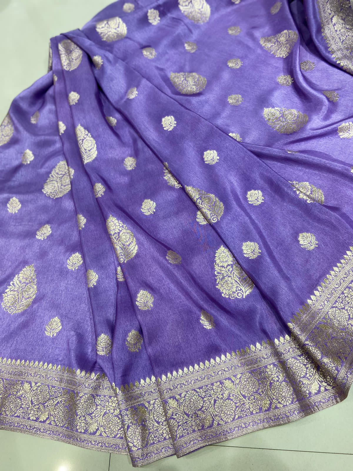 Banarasi munga sikj contrast blouse with leaf motif with heavy pallu