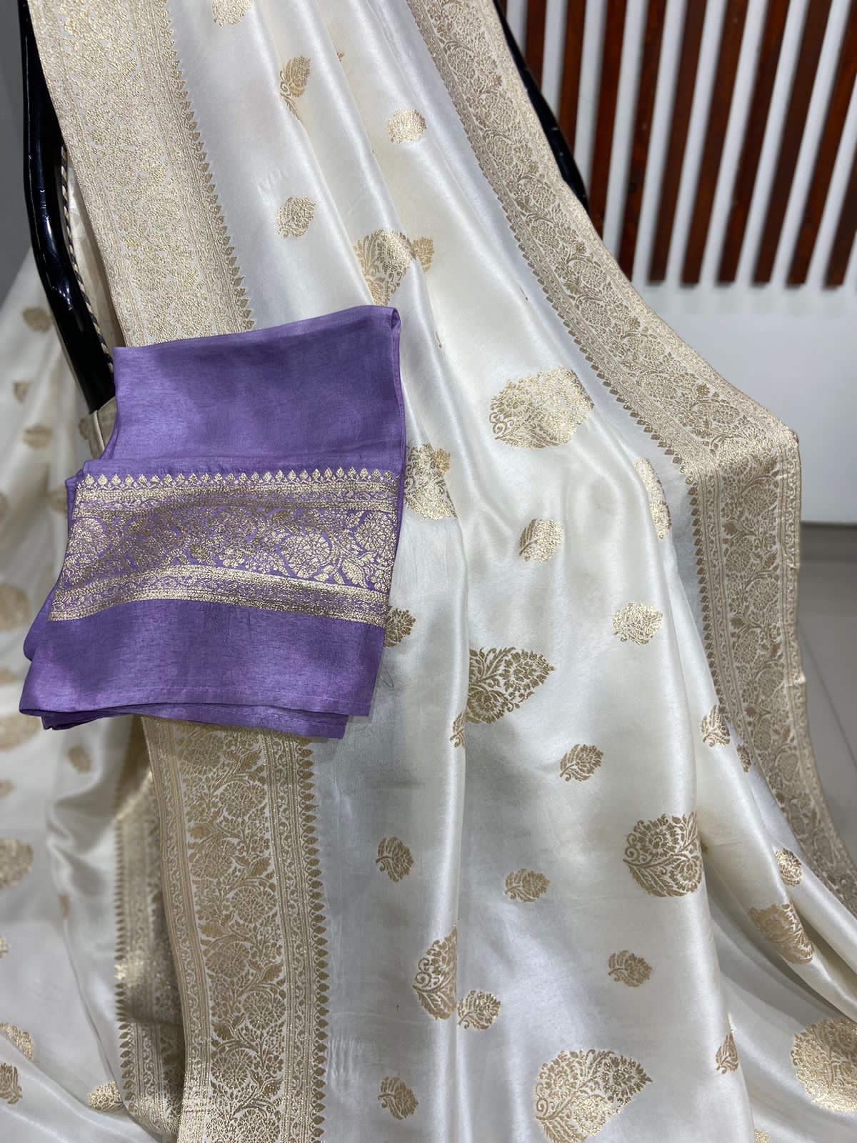 PURE MUNGA SILK WITH CONTRAST BLOUSE LEAF MOTIF WITH RICH PALLU