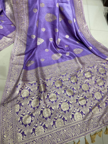 Banarasi munga sikj contrast blouse with leaf motif with heavy pallu